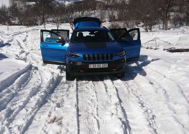 Jeep Cherokee 2018 — լուսանկար 6