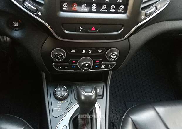 Jeep Cherokee 2018 — լուսանկար 7