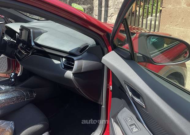 Toyota C-HR 2018 — լուսանկար 13