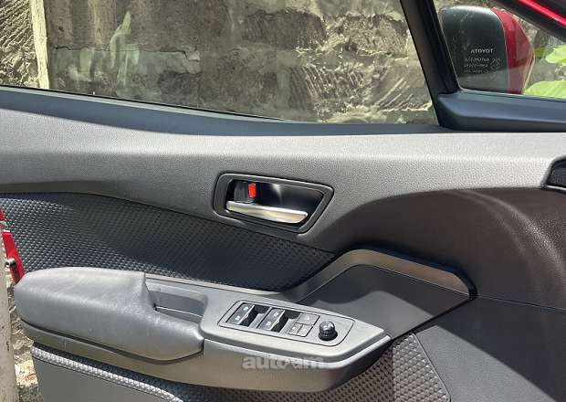 Toyota C-HR 2018 — լուսանկար 12