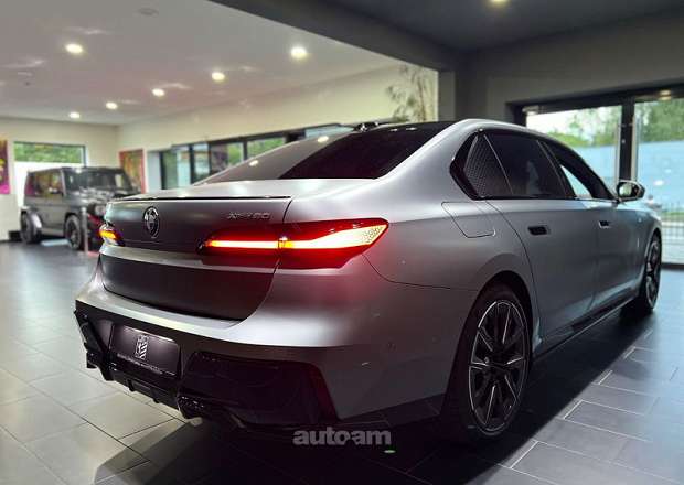 BMW i7