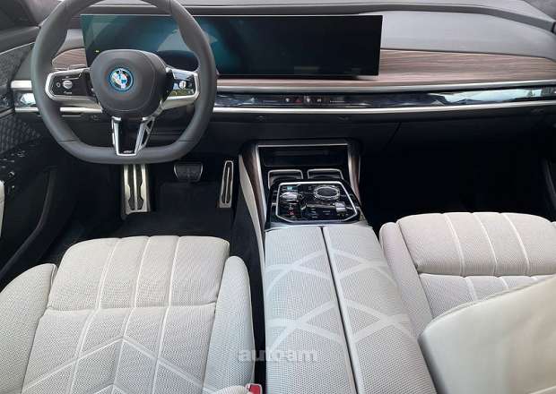 BMW i7