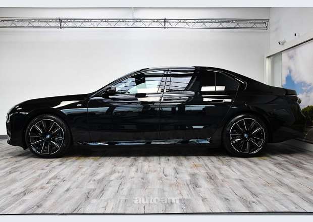 BMW i7