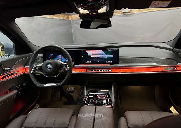 BMW i7