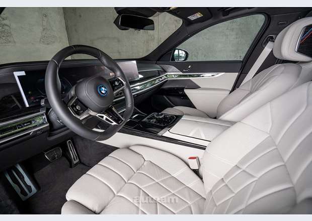 BMW i7