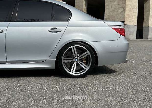 BMW M5 2006 — լուսանկար 13