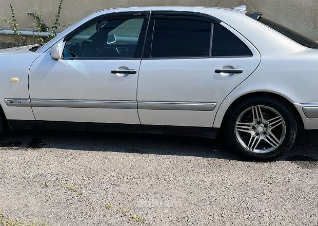 Mercedes-Benz E 230 1996 — photo 2