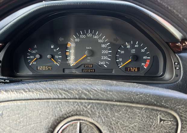 Mercedes-Benz E 230 1996 — photo 10
