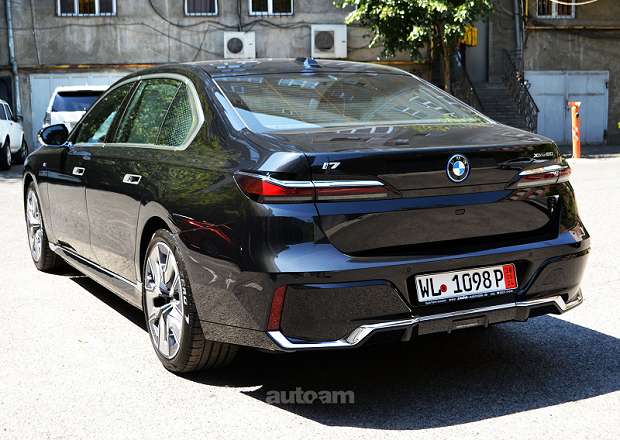 BMW i7