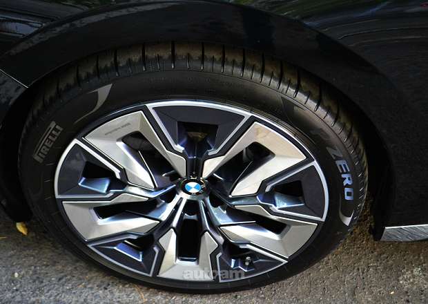 BMW i7