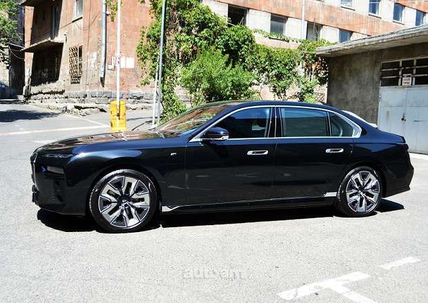 BMW i7