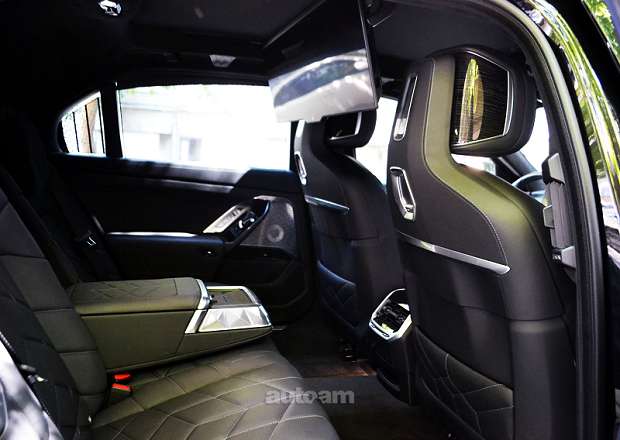 BMW i7