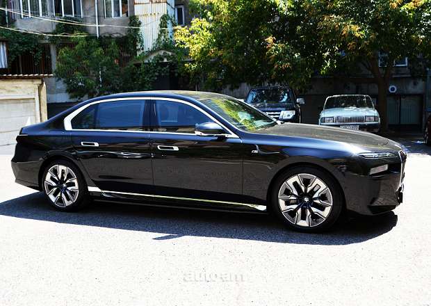 BMW i7