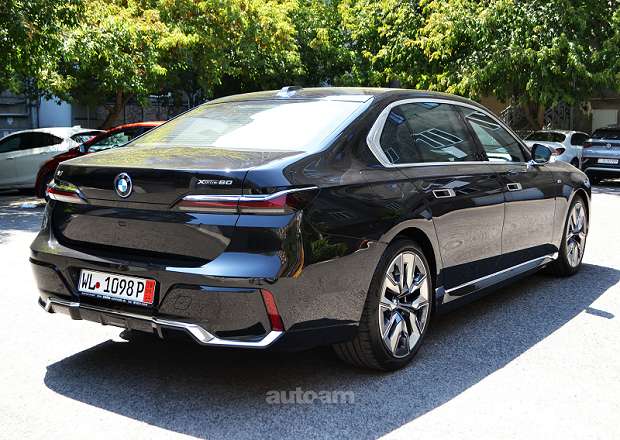 BMW i7