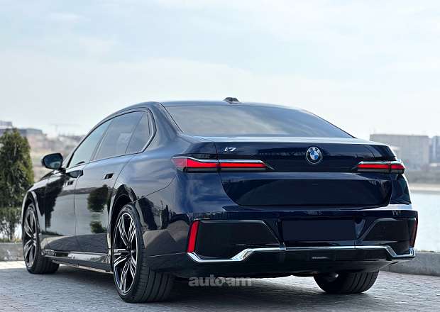 BMW i7
