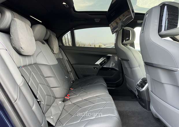 BMW i7