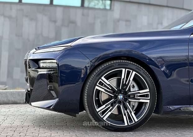 BMW i7