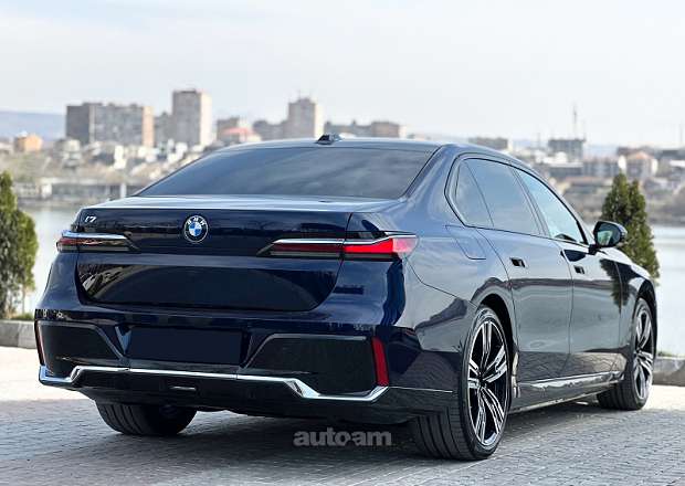 BMW i7