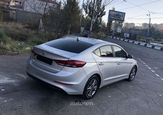 Hyundai Elantra 2018 — լուսանկար 6