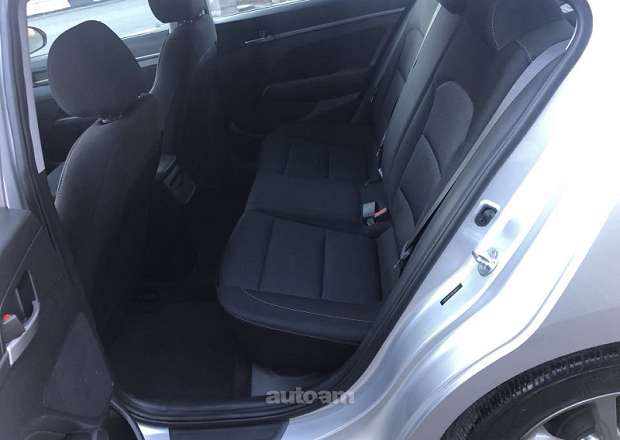 Hyundai Elantra 2018 — լուսանկար 11