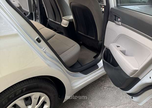 Hyundai Elantra 2019 — լուսանկար 9