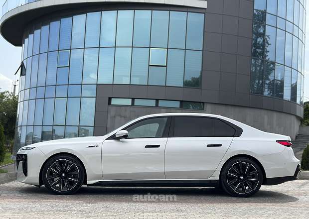 BMW i7