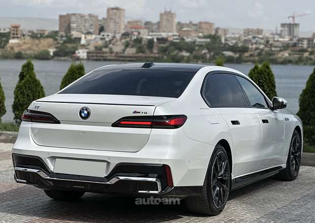 BMW i7