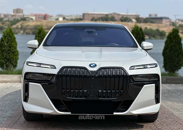 BMW i7