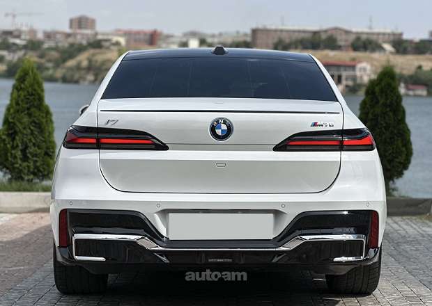 BMW i7