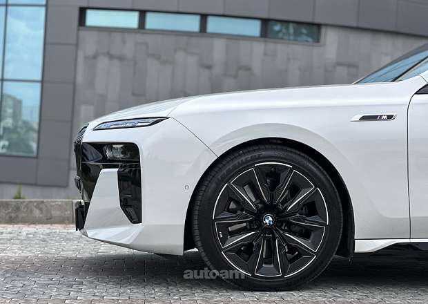 BMW i7