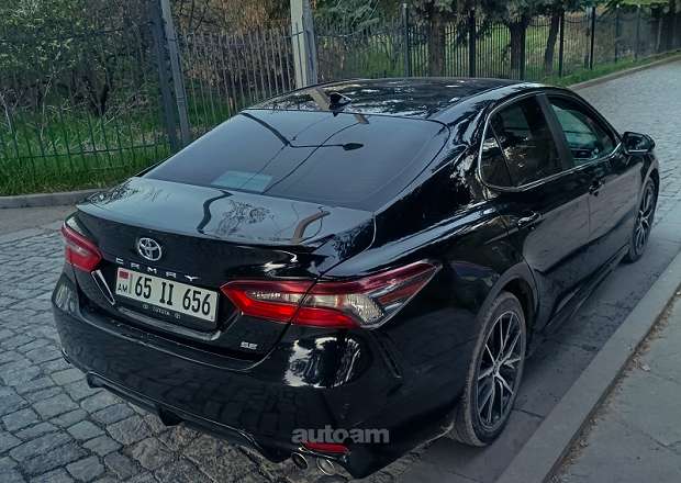 Toyota Camry 2023 — фото 1