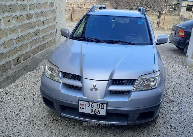 Mitsubishi Airtrek 2004 — photo 1