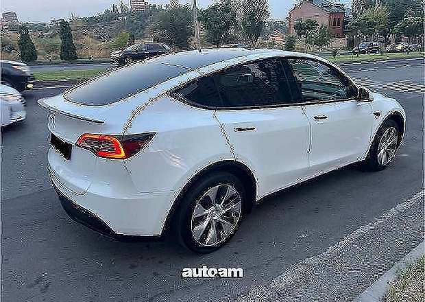 Tesla Model Y 2023 — photo 4