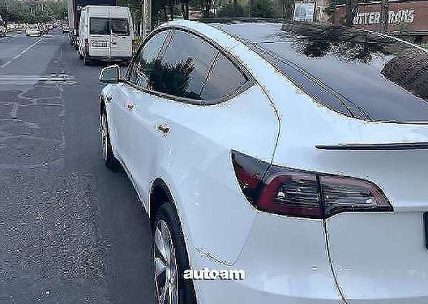 Tesla Model Y 2023 — photo 8