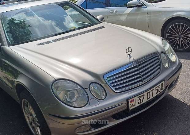 Mercedes-Benz E 500 2004 — photo 1
