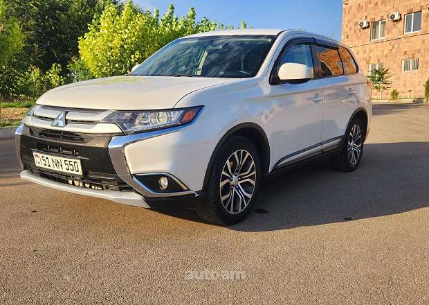 Mitsubishi Outlander 2018 — фото 1
