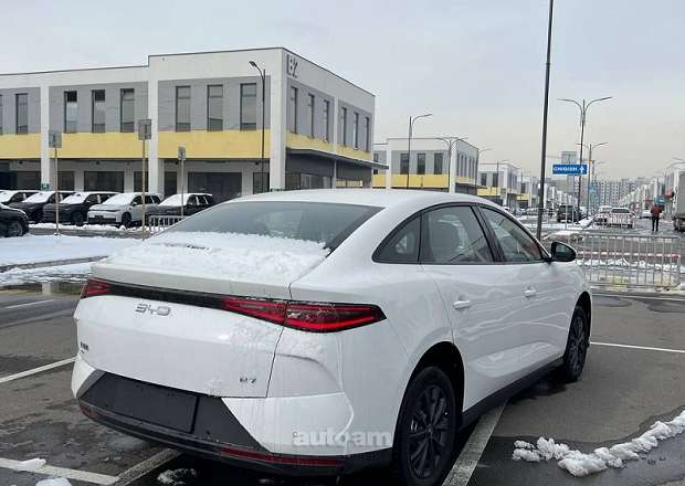 BYD e7
