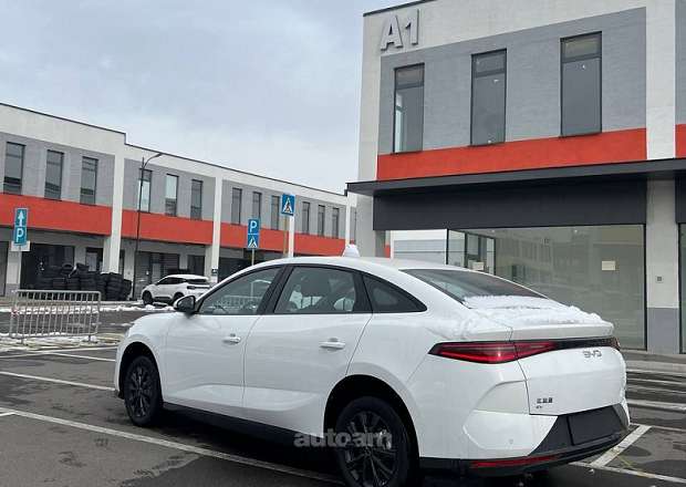 BYD e7
