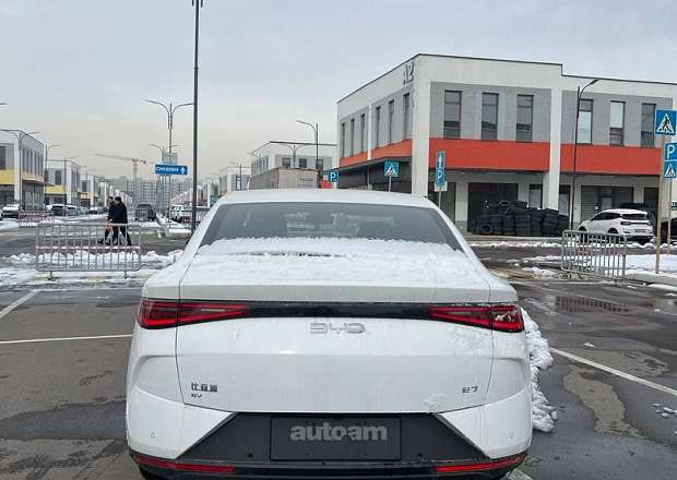 BYD e7