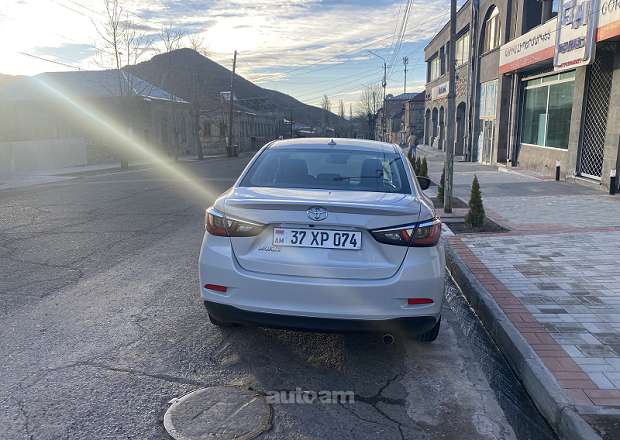 Toyota Yaris 2018 — լուսանկար 2