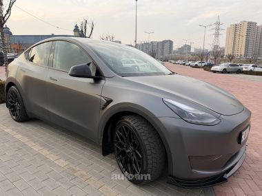 Tesla Model Y  2025 