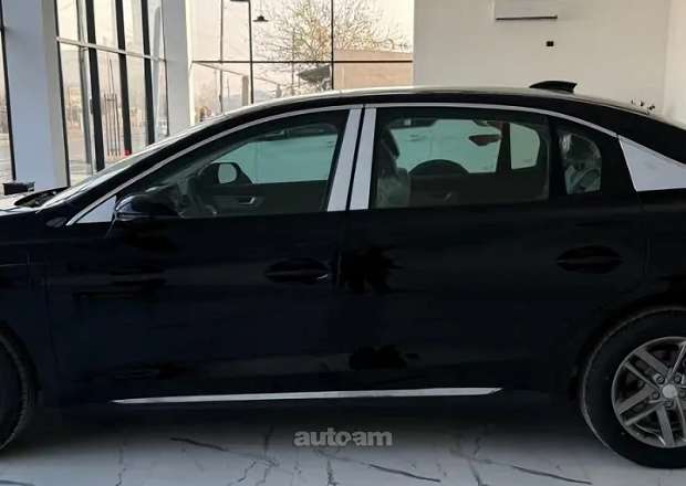 Hongqi E-QM5