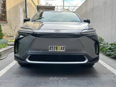 Toyota Bz4X Limited Japan 2025 — миниатюра 2
