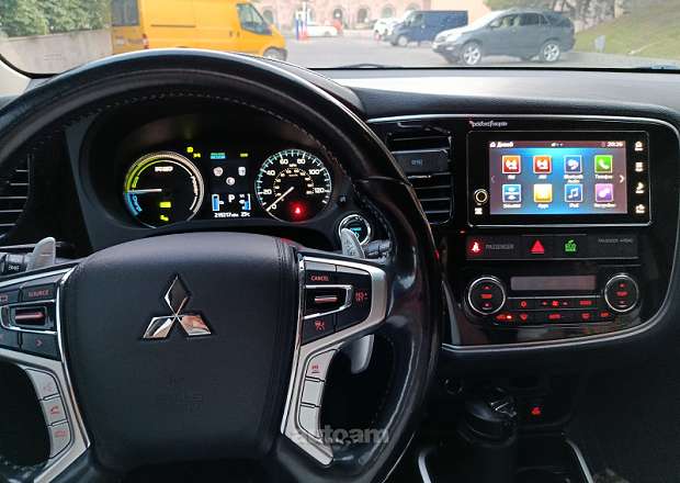 Mitsubishi Outlander PHEV 2018 — լուսանկար 10