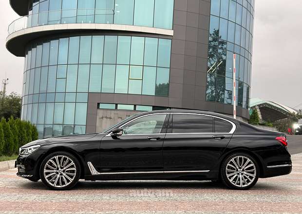 BMW 750 2017 — photo 14