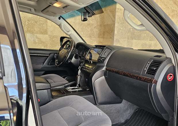 Toyota Land Cruiser 200