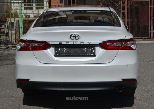 Toyota Camry 2018 — լուսանկար 13