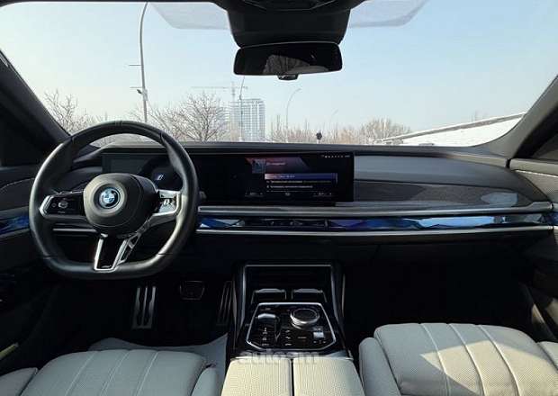 BMW i7