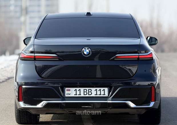 BMW i7