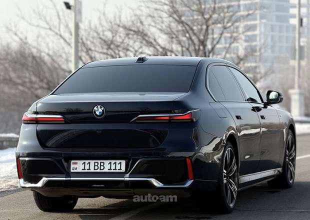 BMW i7